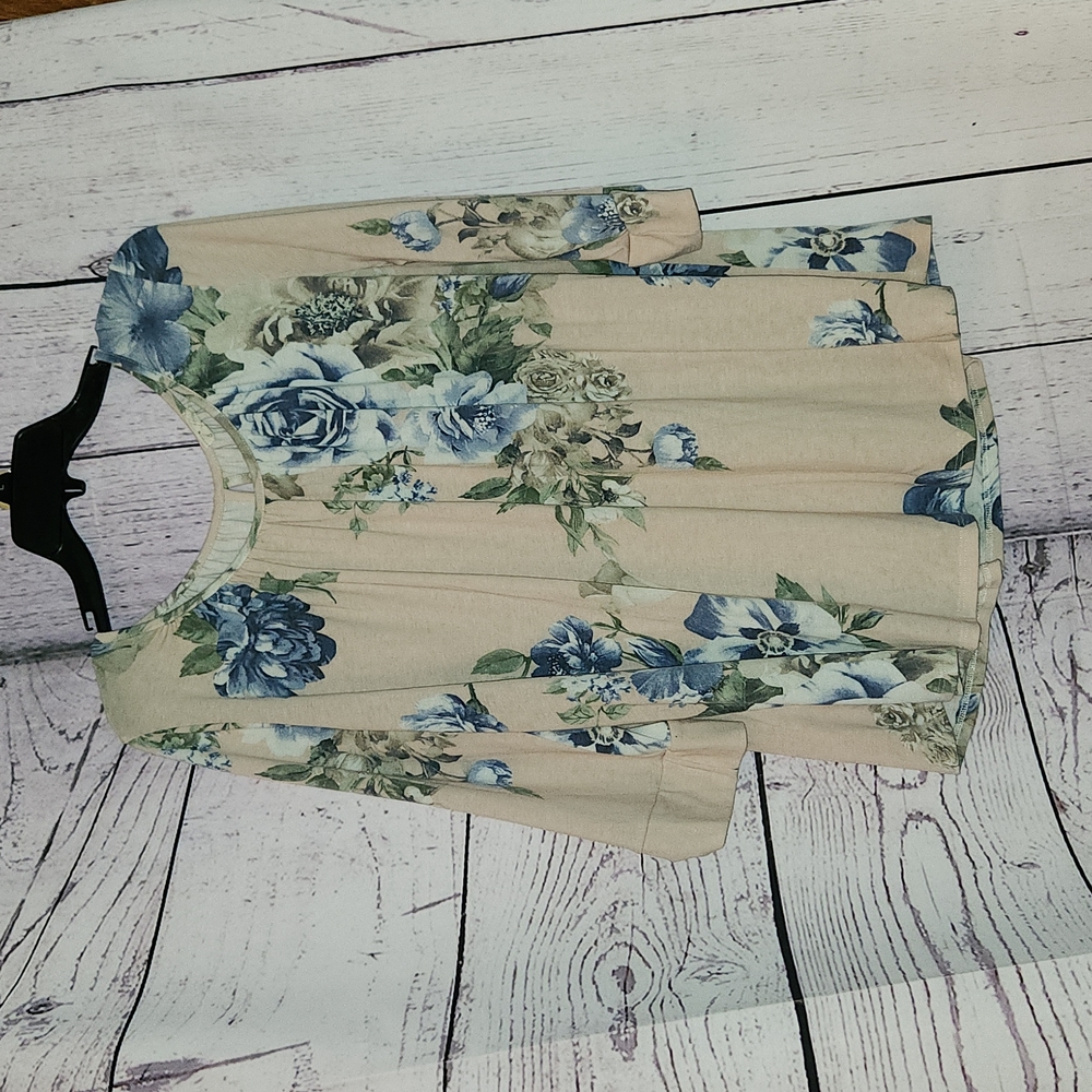 Lovely Melody 3/4 top size lg in a Blush pink and floral